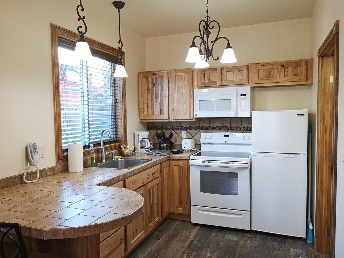 Yellowstone Riverside Cottages Gardiner Extérieur photo