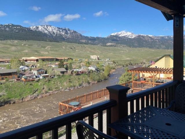 Yellowstone Riverside Cottages Gardiner Extérieur photo
