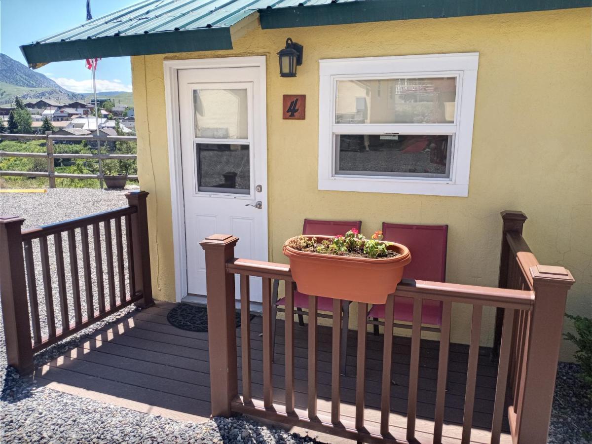 Yellowstone Riverside Cottages Gardiner Extérieur photo