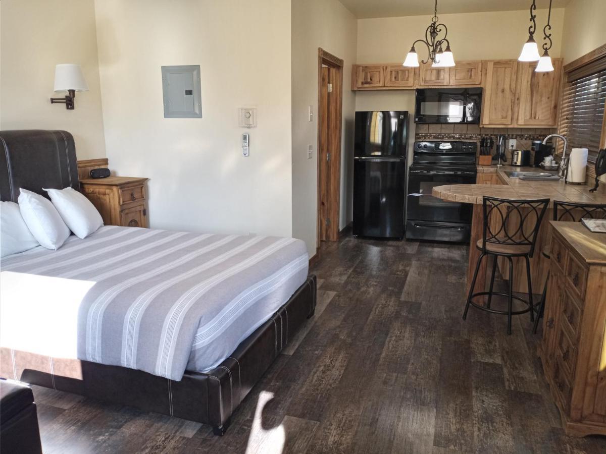 Yellowstone Riverside Cottages Gardiner Extérieur photo
