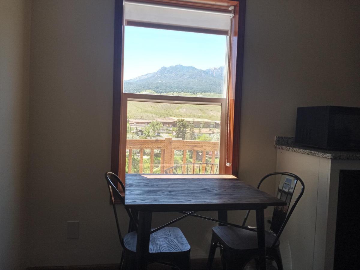Yellowstone Riverside Cottages Gardiner Extérieur photo